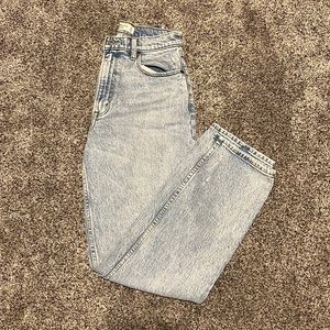 A&F The 90’s Straight Ultra High Rise Curve Love 27/4 gently worn